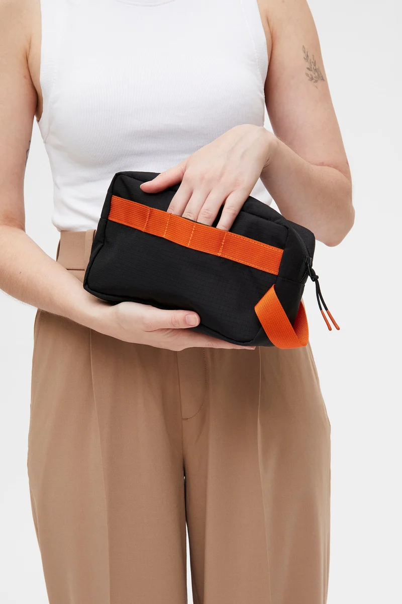 Schwarze Kosmetiktasche NEO Lithe Vandra aus recyceltem PET von Lefrik