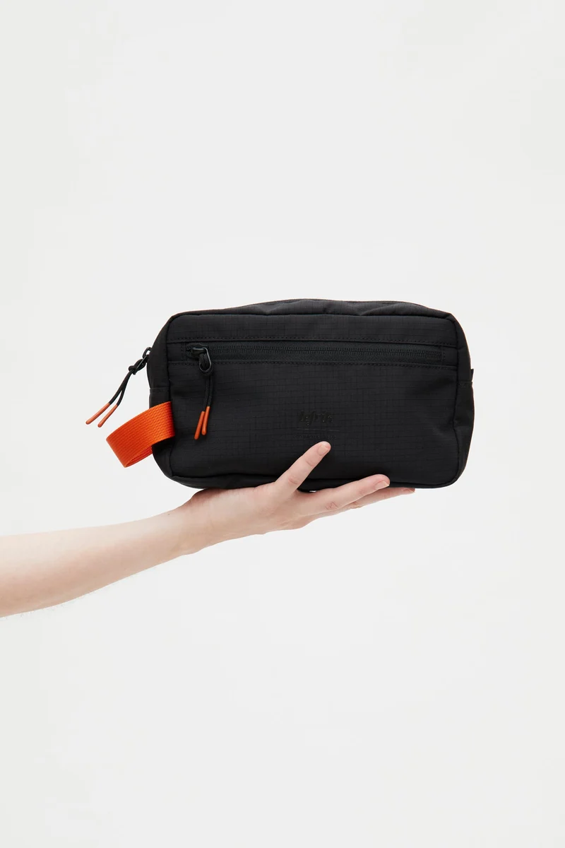 Schwarze Kosmetiktasche NEO Lithe Vandra aus recyceltem PET von Lefrik