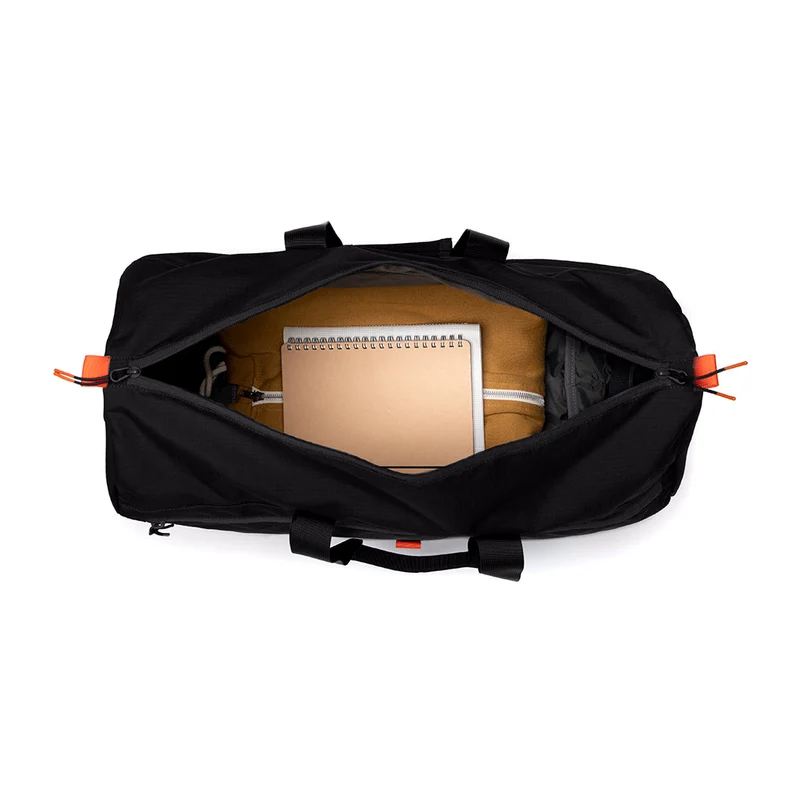 Schwarze Reisetasche Vandra aus recyceltem PET von Lefrik