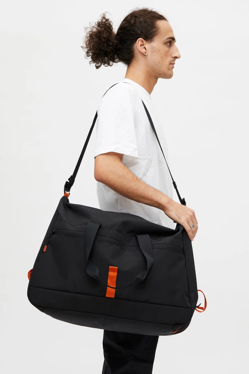 Schwarze Reisetasche Vandra aus recyceltem PET von Lefrik