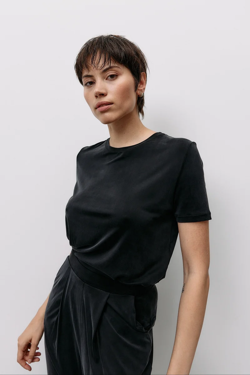 Schwarzes Shirt aus Cupro von MOYA KALA