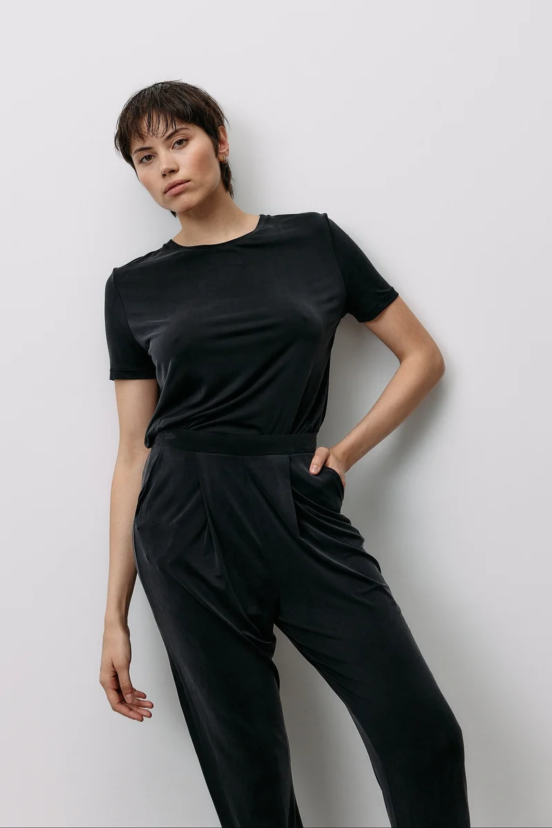 Schwarzes Shirt aus Cupro von MOYA KALA