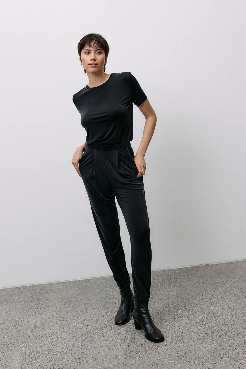 Schwarzes Shirt aus Cupro von MOYA KALA