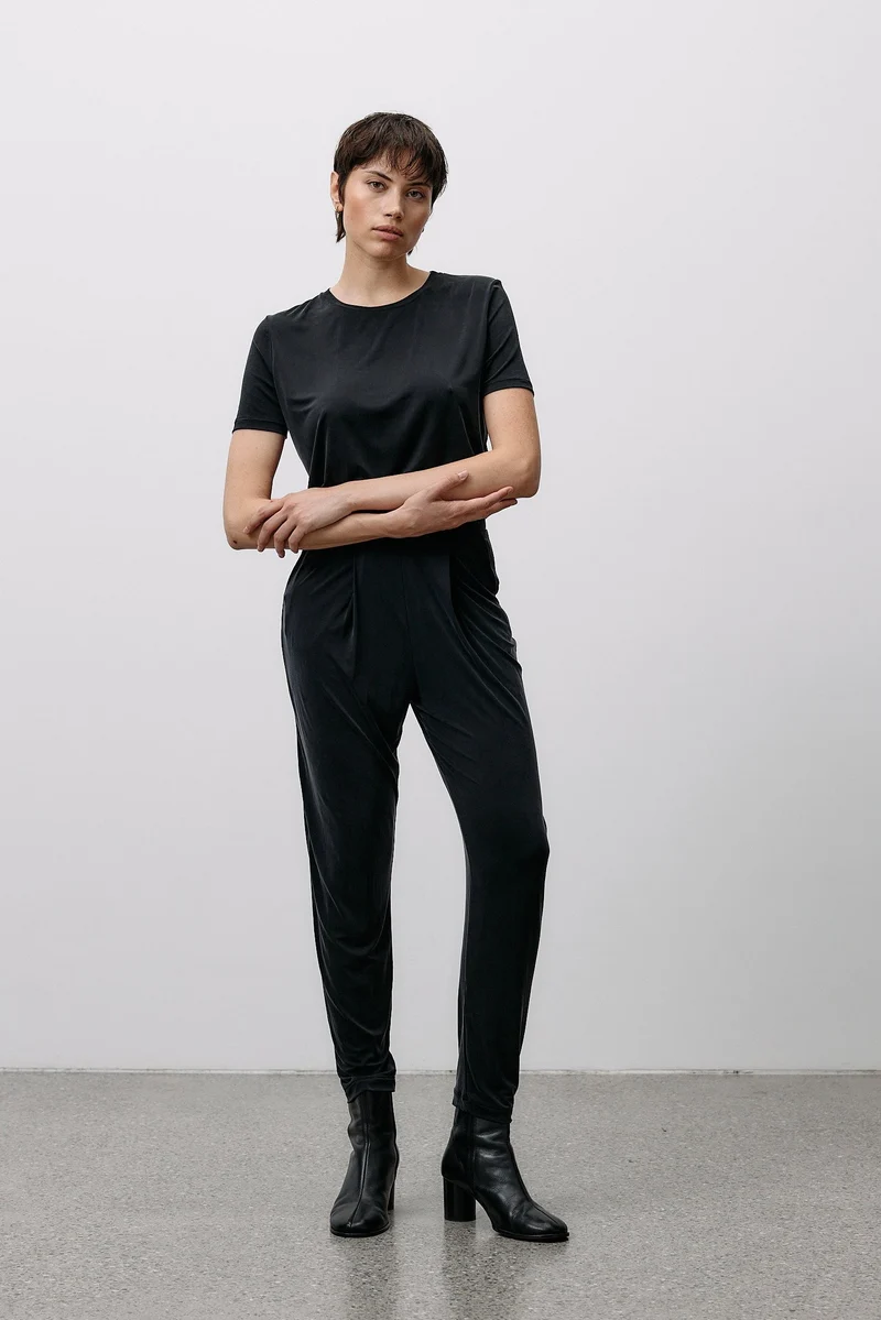 Schwarzes Shirt aus Cupro von MOYA KALA