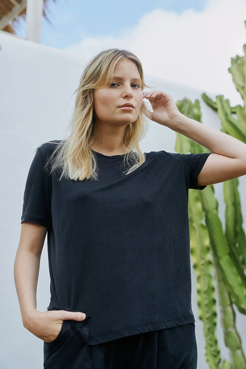 Schwarzes Shirt aus Cupro von MOYA KALA