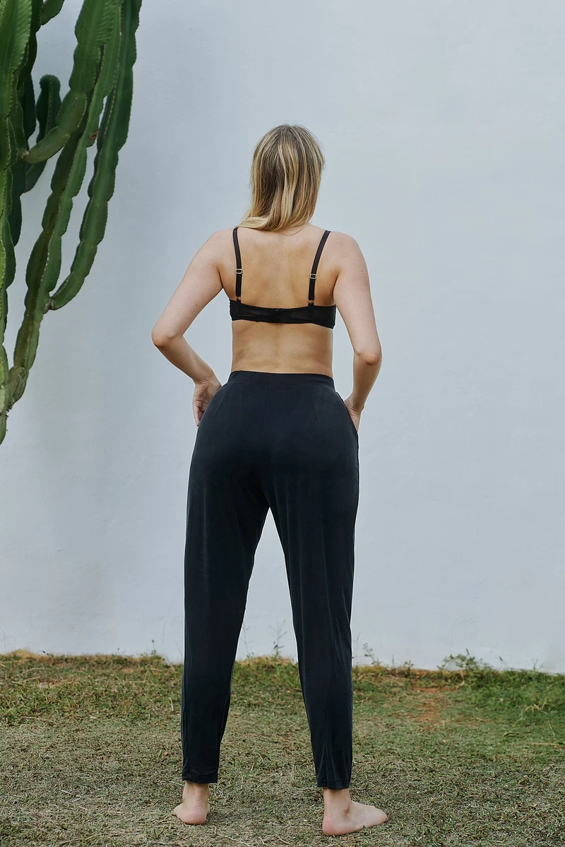 Schwarze Lounge Hosen aus Cupro von MOYA KALA