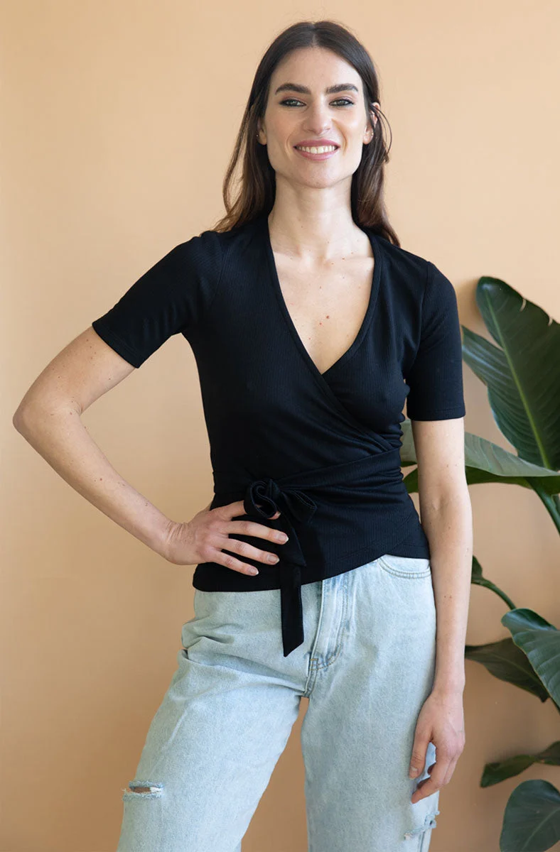 Schwarzes Wickeltop Olivier aus Tencel von Avani