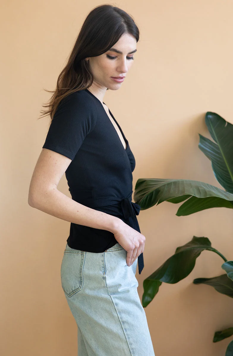 Schwarzes Wickeltop Olivier aus Tencel von Avani