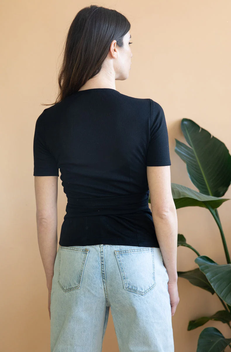 Schwarzes Wickeltop Olivier aus Tencel von Avani
