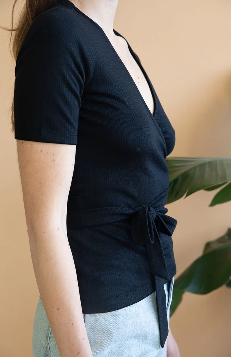 Schwarzes Wickeltop Olivier aus Tencel von Avani