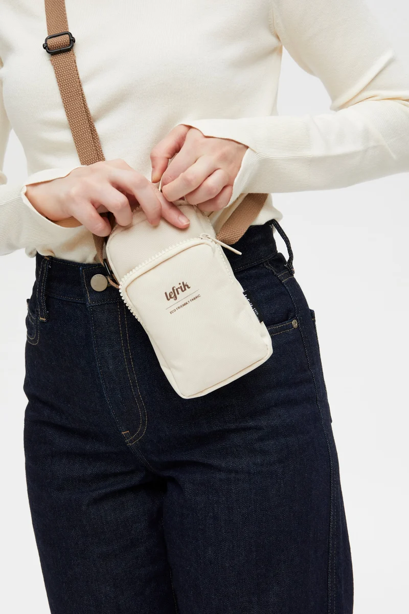 Beige Umhängetasche Amsterdam Vandra aus recyceltem PET von Lefrik