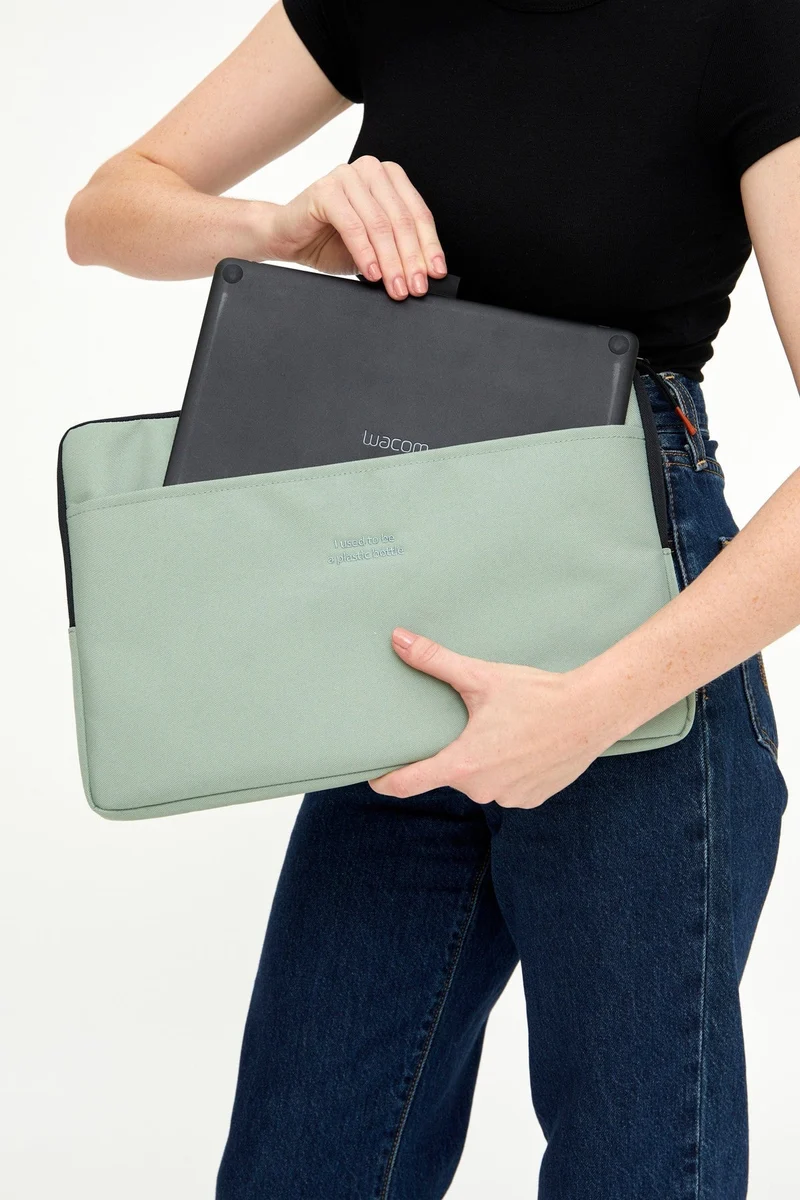 Grüne Laptoptasche Capture Sage aus recyceltem PET von Lefrik