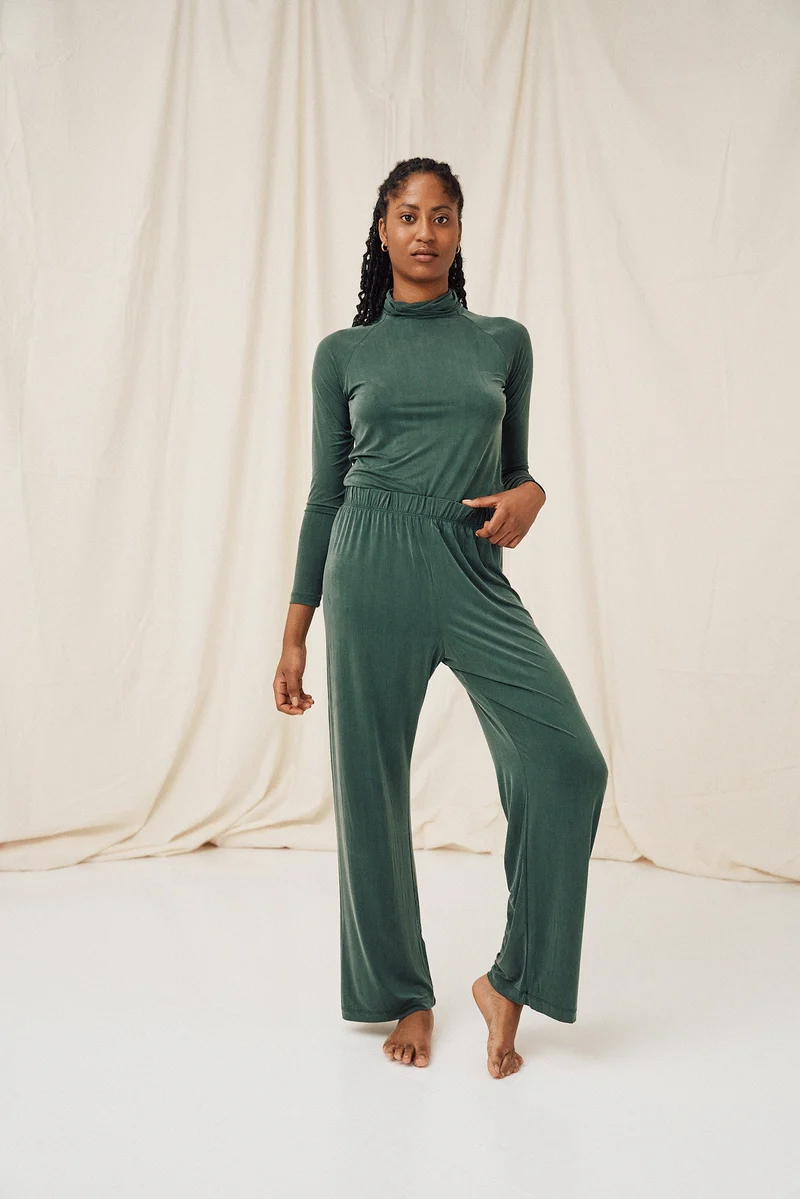 Grüne High Waist Hose aus Cupro von MOYA KALA