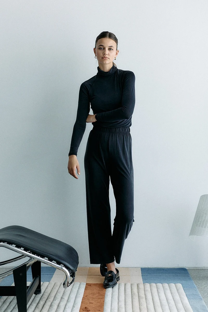 Schwarze High Waist Hose aus Cupro von MOYA KALA