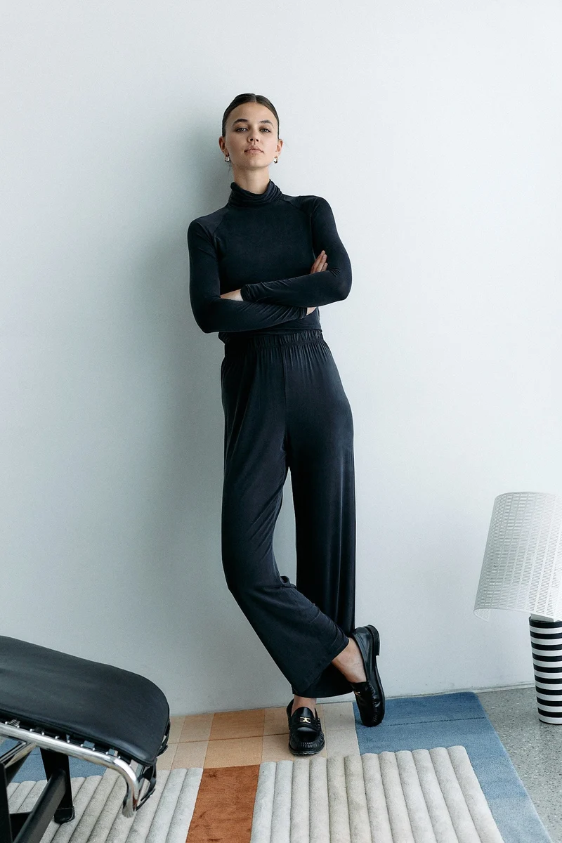 Schwarze High Waist Hose aus Cupro von MOYA KALA