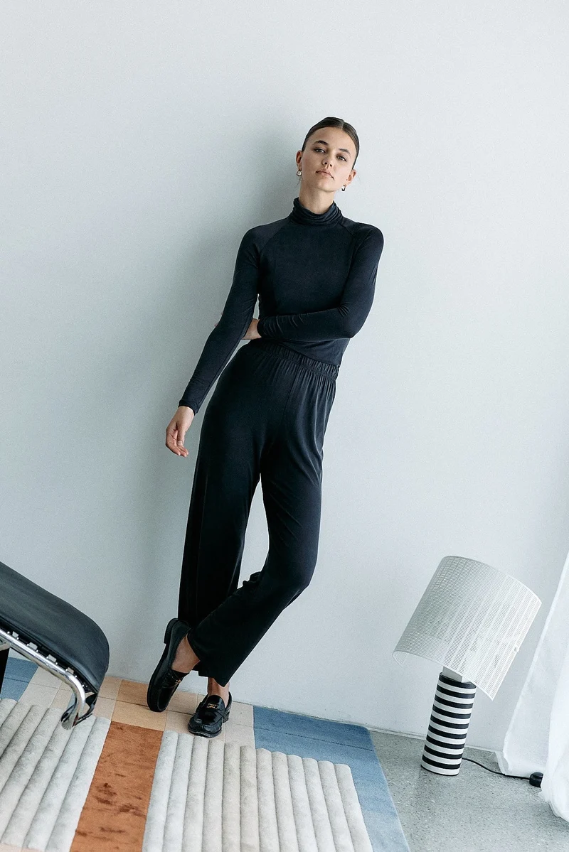 Schwarze High Waist Hose aus Cupro von MOYA KALA