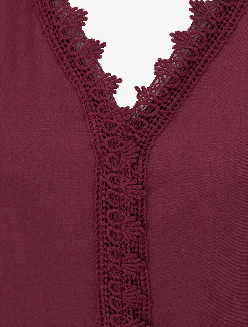 Ausgestelltes einfarbiges Kleid mit langen Ärmeln und Spitze - Weinrot