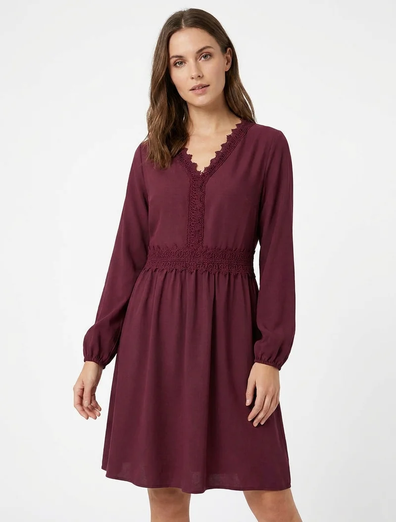 Ausgestelltes einfarbiges Kleid mit langen Ärmeln und Spitze - Weinrot