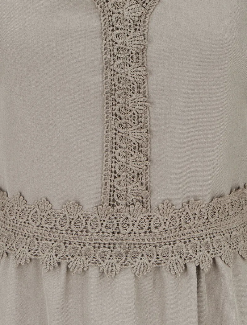 Ausgestelltes einfarbiges Kleid mit langen Ärmeln und Spitze - Maulwurf