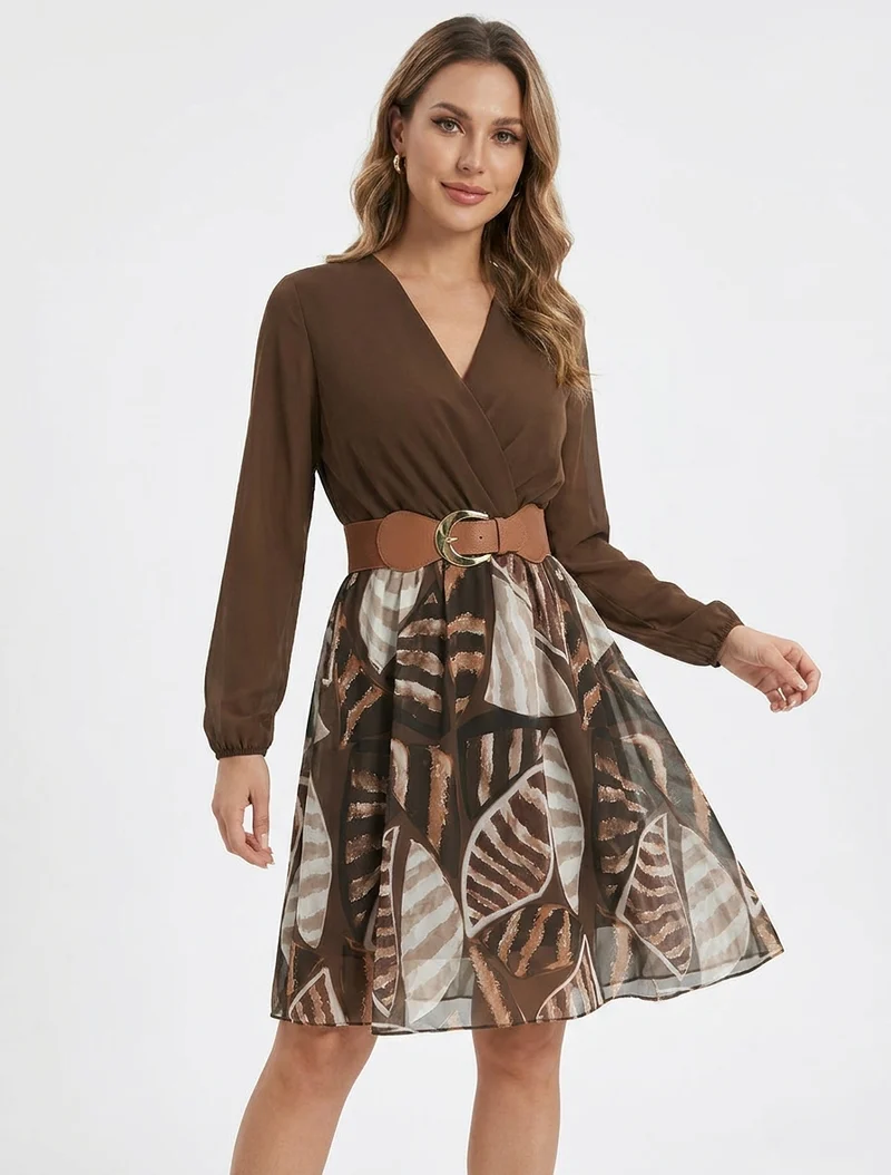 Ausgestelltes Kleid mit abstraktem Blätterdruck - Braun