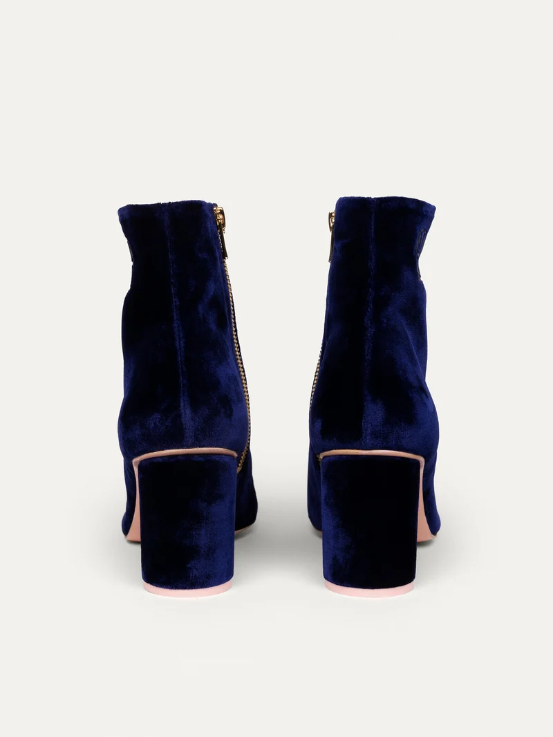 Nachtblaue Ankle Boots 6pm Expo at the Gallery aus recyceltem Samt von Bikkou