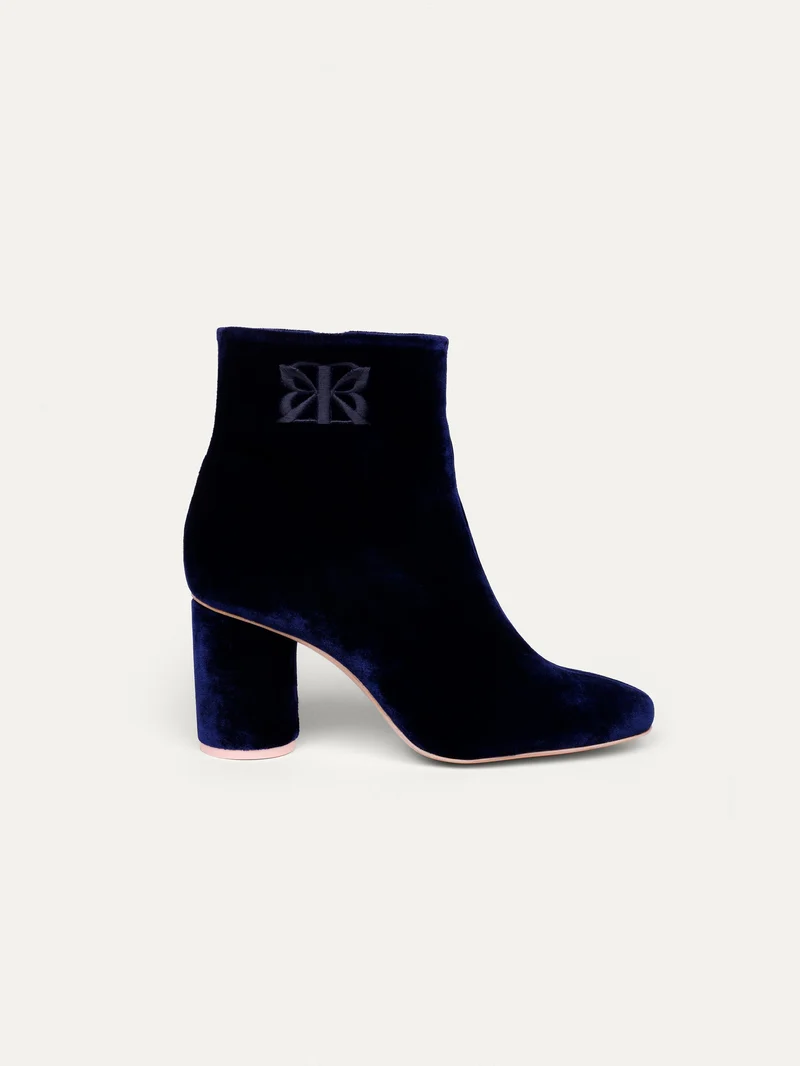 Nachtblaue Ankle Boots 6pm Expo at the Gallery aus recyceltem Samt von Bikkou