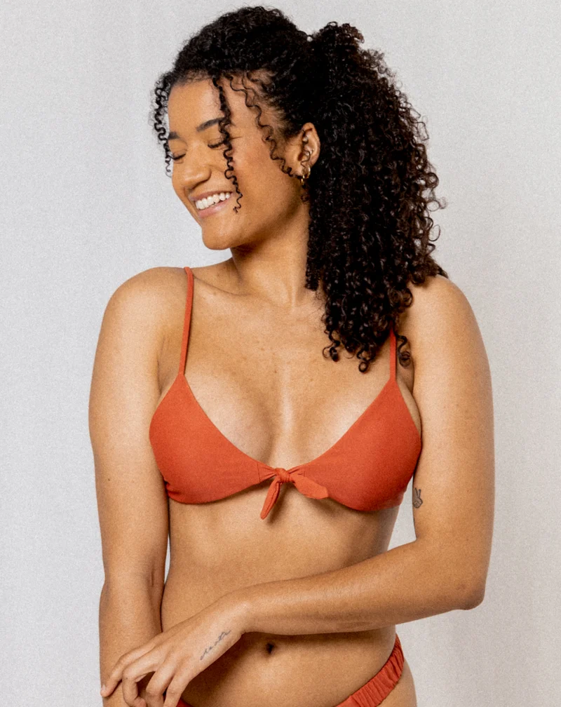 Rosé Bikini Top Paco aus recyceltem Fischernetzen von Tias & Olives