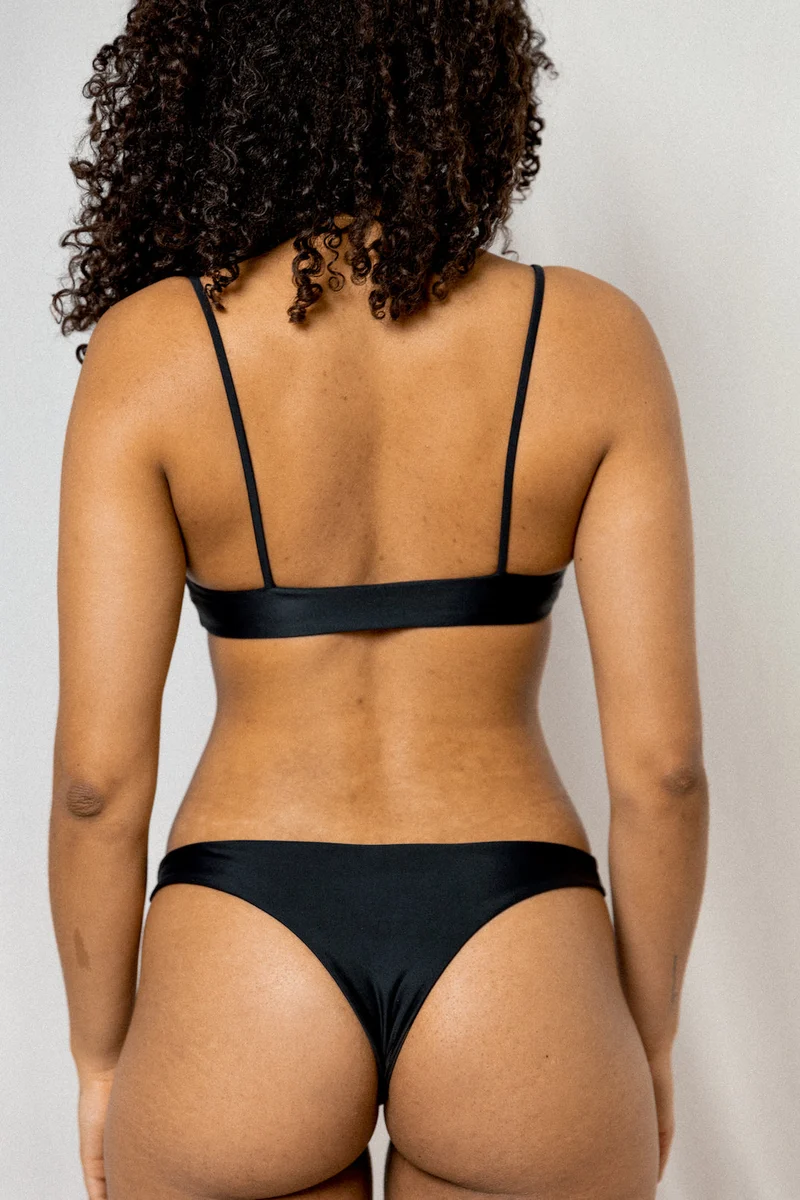 Schwarzes Bikini Top Pablo aus recyceltem Fischernetzen von Tias & Olives