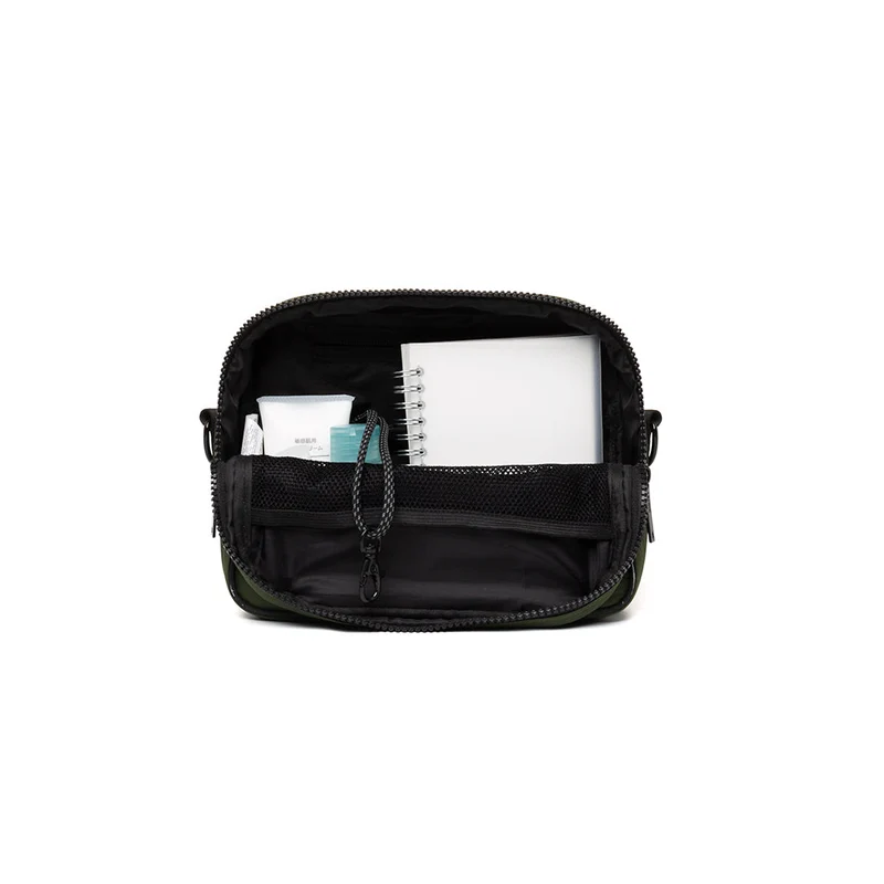 Dunkel-grüne Crossbody-Tasche Tokay Tech (2.5l) aus recycelten PET-Plastikflaschen von Lefrik