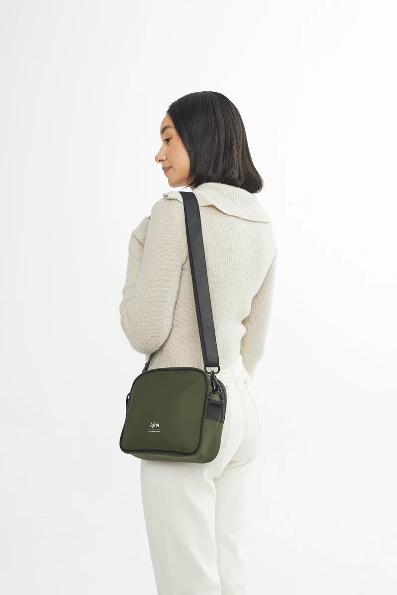 Dunkel-grüne Crossbody-Tasche Tokay Tech (2.5l) aus recycelten PET-Plastikflaschen von Lefrik
