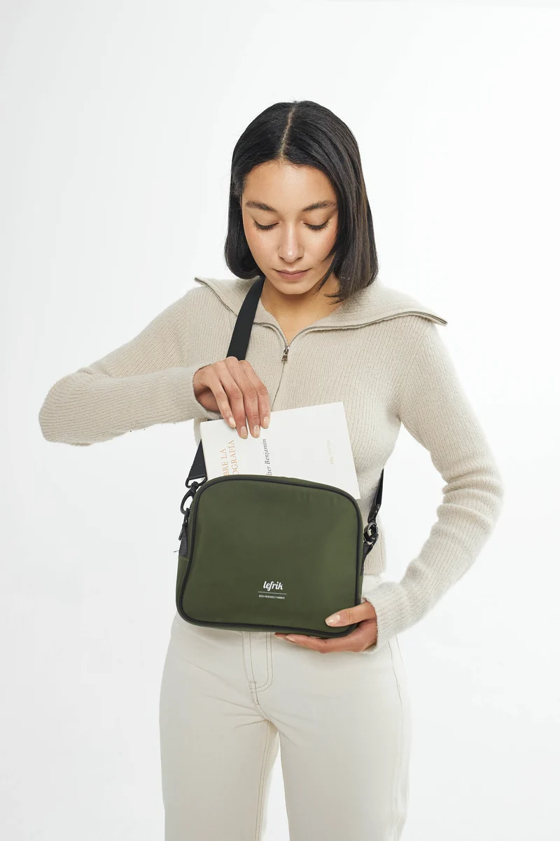 Dunkel-grüne Crossbody-Tasche Tokay Tech (2.5l) aus recycelten PET-Plastikflaschen von Lefrik