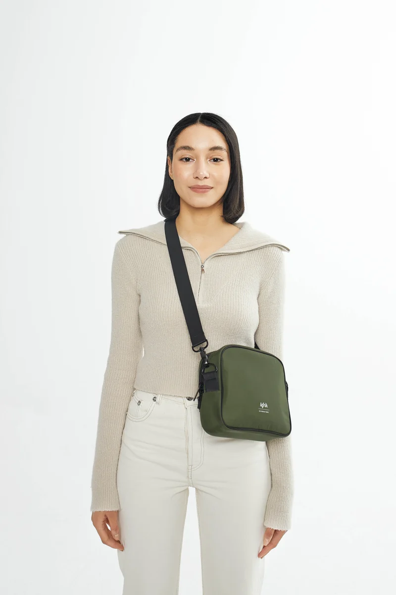 Dunkel-grüne Crossbody-Tasche Tokay Tech (2.5l) aus recycelten PET-Plastikflaschen von Lefrik