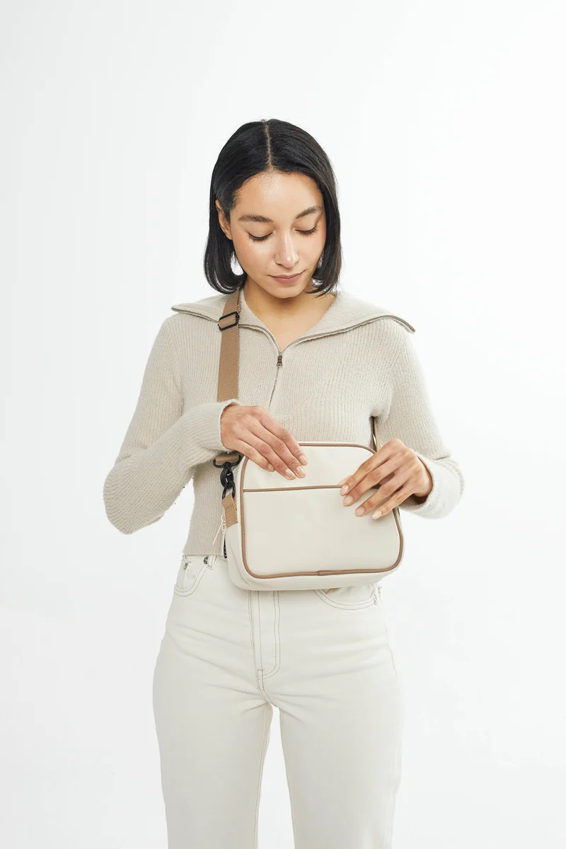 Beige Corssbody-Tasche Tokay Tech (2.5l) aus recycelten PET-Plastikflaschen