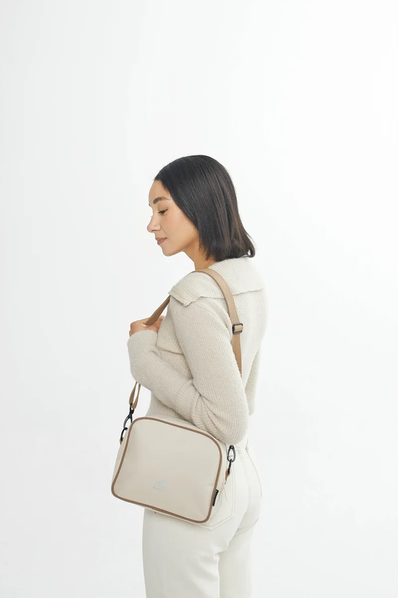Beige Corssbody-Tasche Tokay Tech (2.5l) aus recycelten PET-Plastikflaschen
