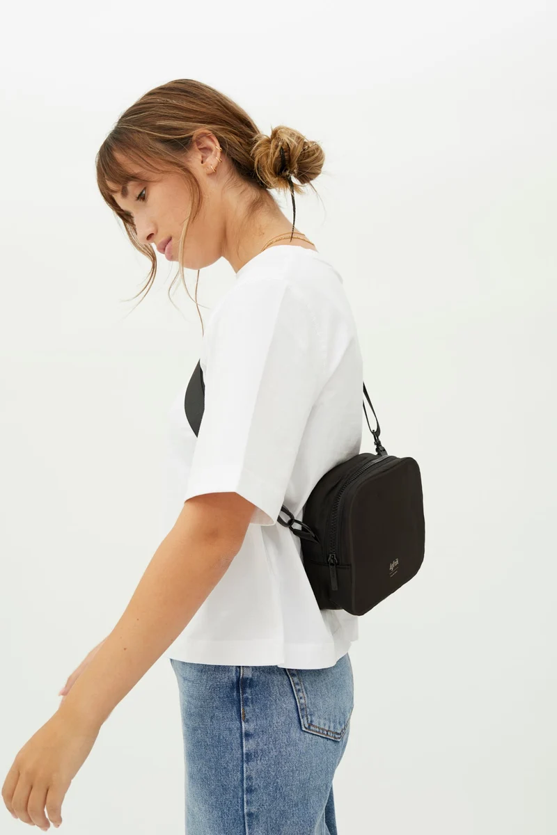 Schwarze Crossbody-Tasche Tokay Tech (2.5l) aus recycelten PET-Plastikflaschen von Lefrik