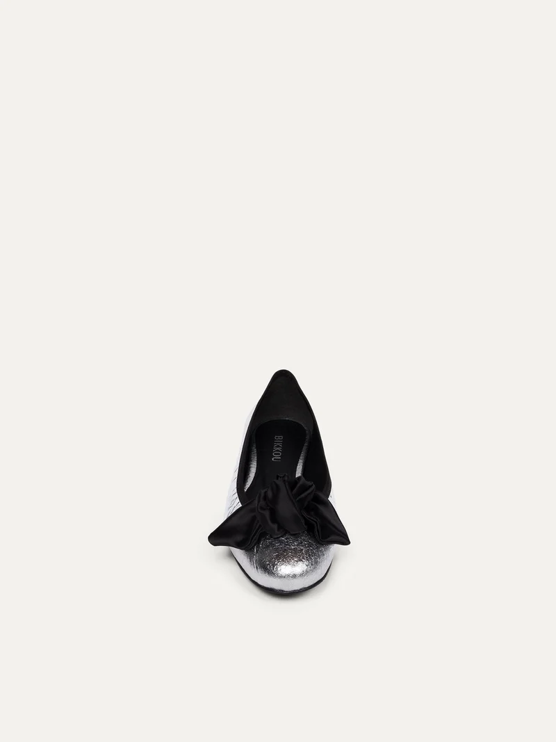 Grau-Metallic Ballerinas 9:30 am Hearing in Court aus Piñatex von Bikkou