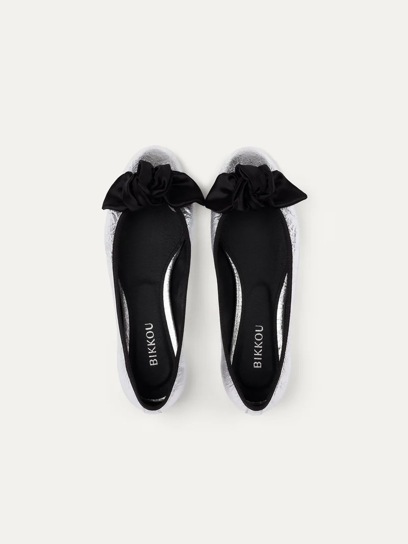 Grau-Metallic Ballerinas 9:30 am Hearing in Court aus Piñatex von Bikkou