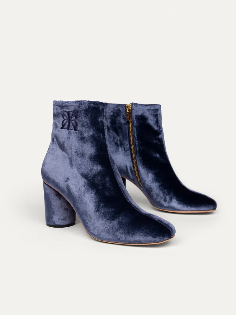 Indigoblaue Ankle Boots 6pm Expo at the Gallery aus recyceltem Samt von Bikkou