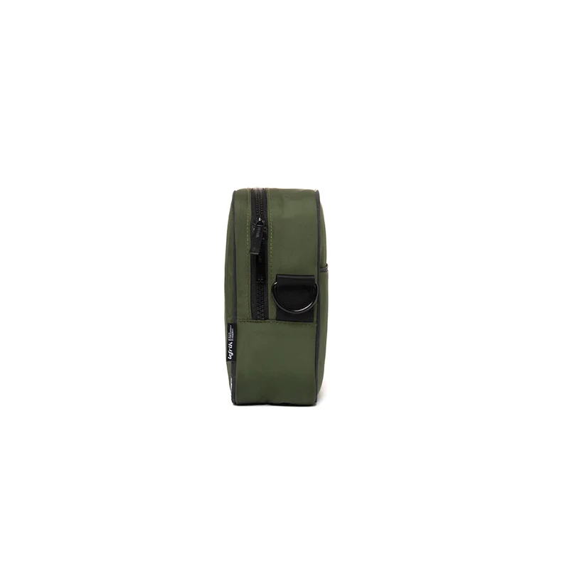 Dunkel-grüne Crossbody-Tasche Tokay Tech (2.5l) aus recycelten PET-Plastikflaschen von Lefrik