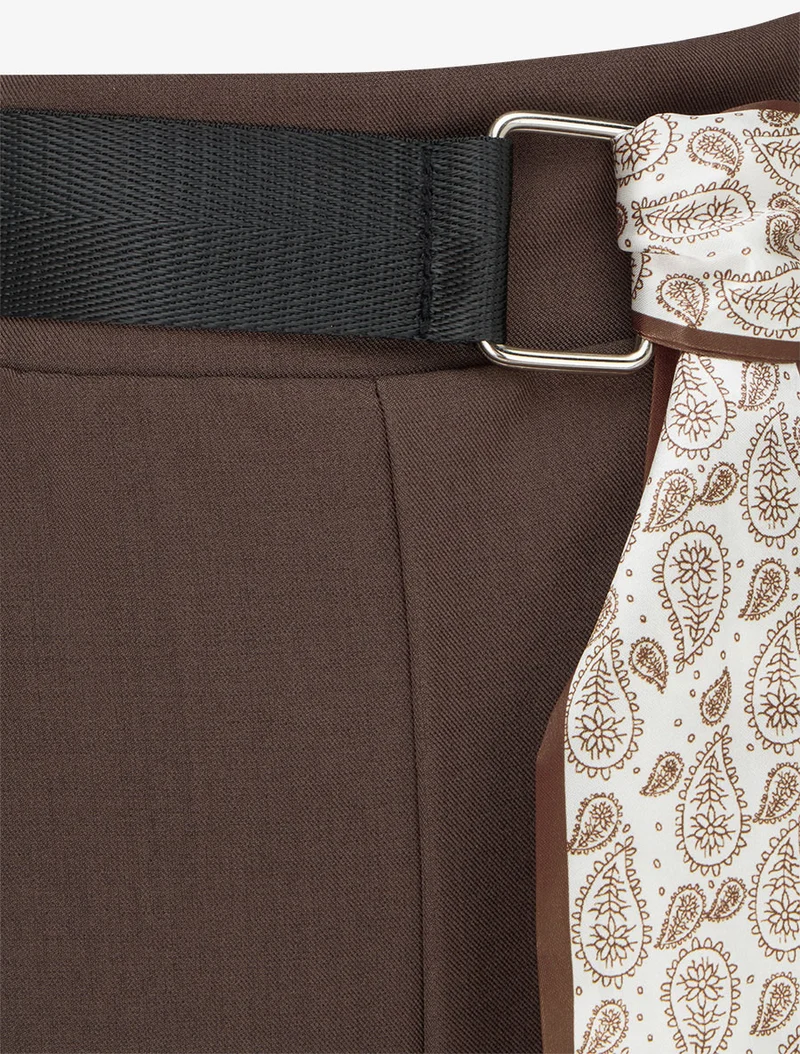 Weite Hose mit hoher Taille und Schalgürtel. - Braun