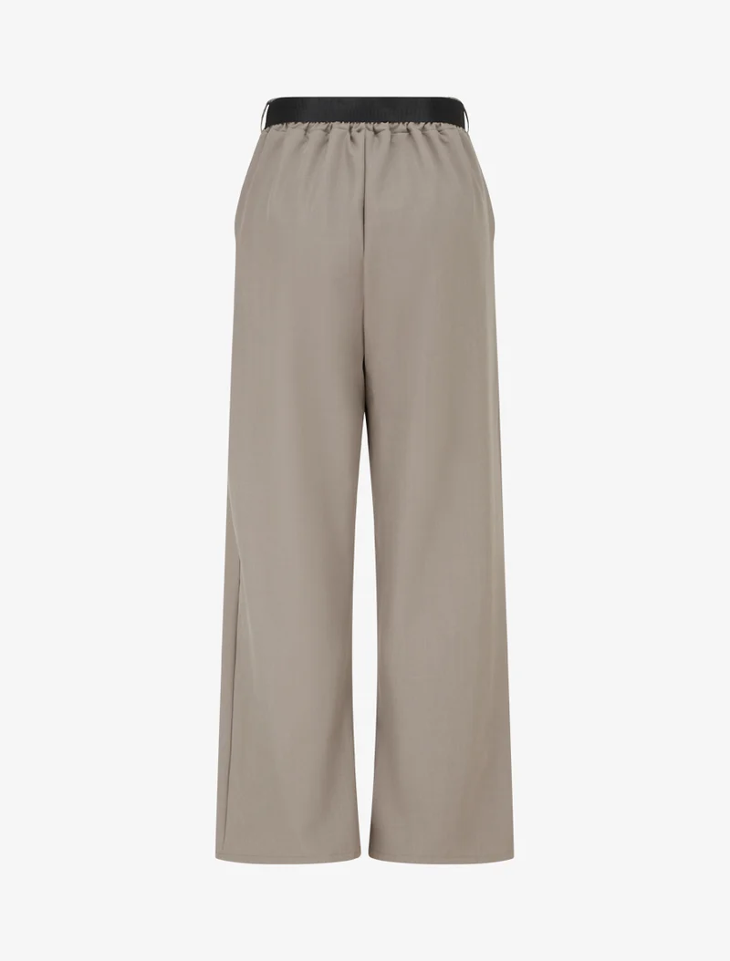 Weite Hose mit hoher Taille und Schalgürtel. - Maulwurf