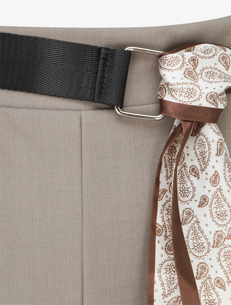 Weite Hose mit hoher Taille und Schalgürtel. - Maulwurf