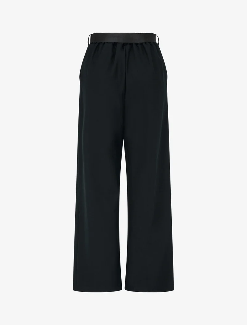 Weite Hose mit hoher Taille und Schalgürtel. - Schwarz
