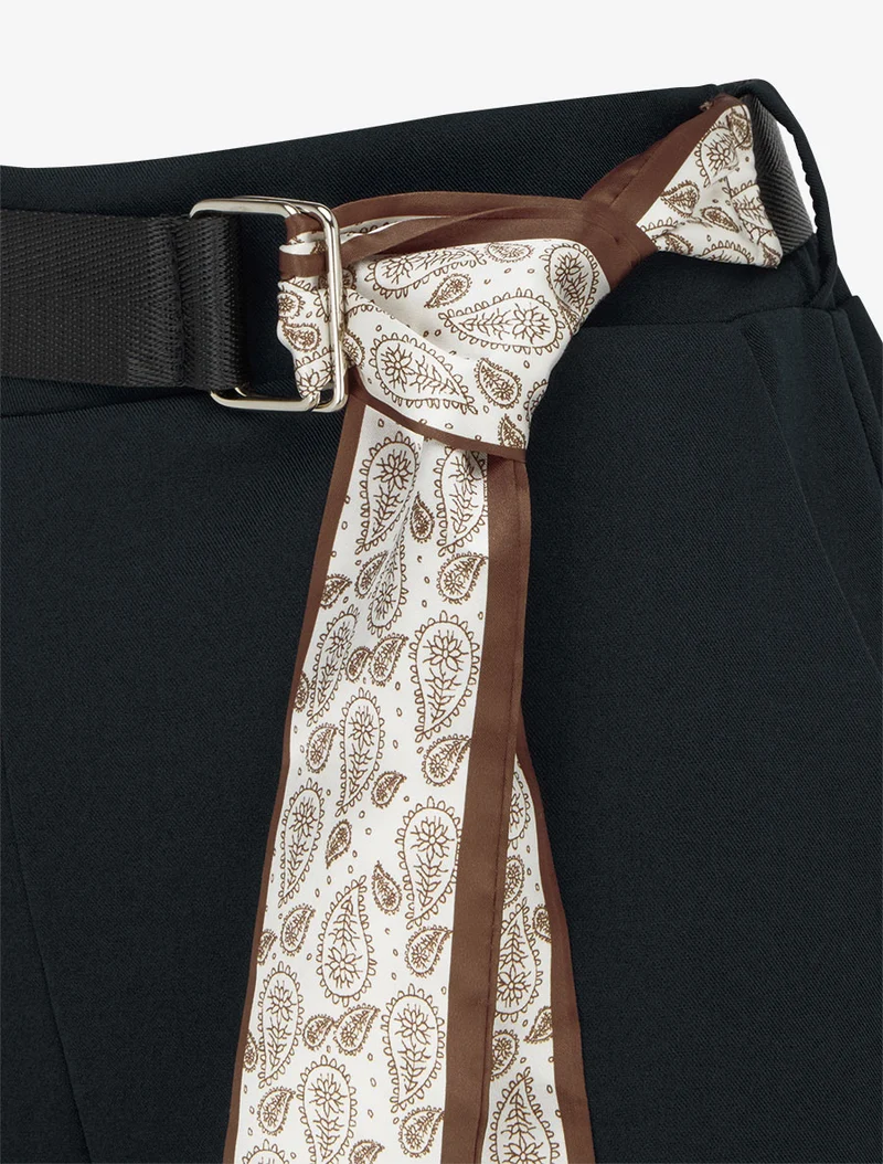 Weite Hose mit hoher Taille und Schalgürtel. - Schwarz