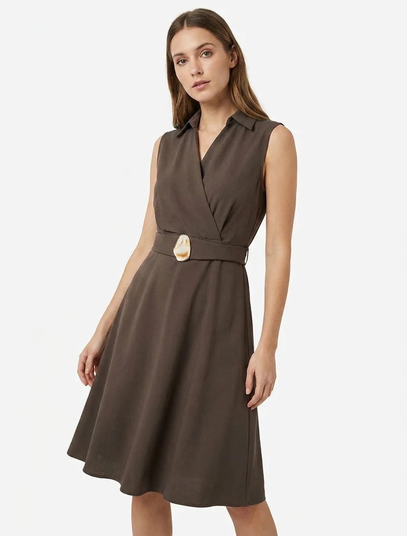 Ärmelloses Skaterkleid mit Schmuckgürtel - Braun