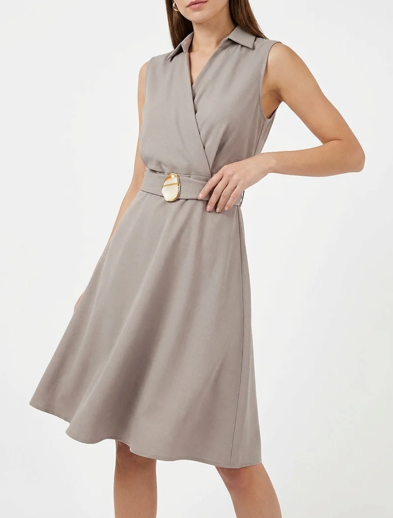 Ärmelloses Skaterkleid mit Schmuckgürtel - Maulwurf