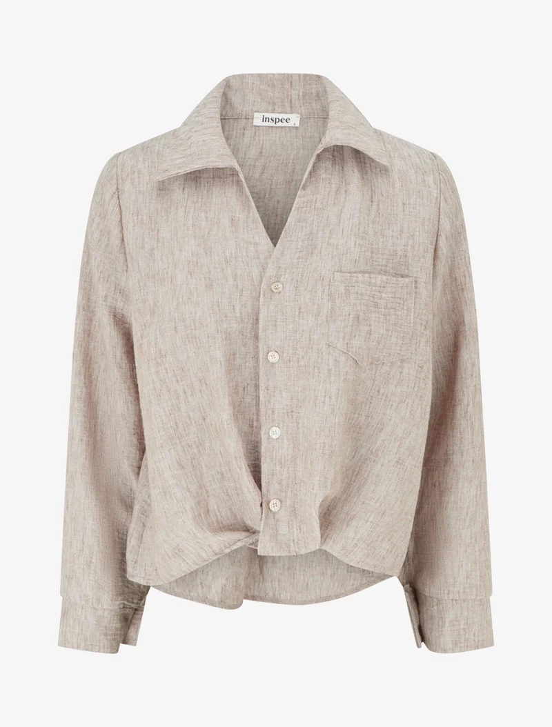 Weit geschnittene Bluse mit langen Ärmeln und aufgesetzter Tasche. - Beige