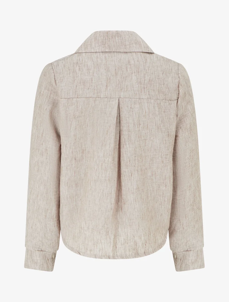 Weit geschnittene Bluse mit langen Ärmeln und aufgesetzter Tasche. - Beige