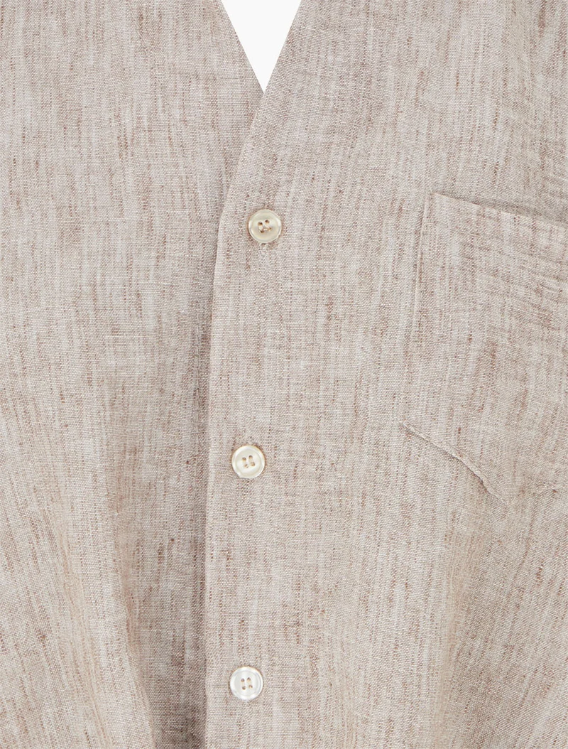 Weit geschnittene Bluse mit langen Ärmeln und aufgesetzter Tasche. - Beige