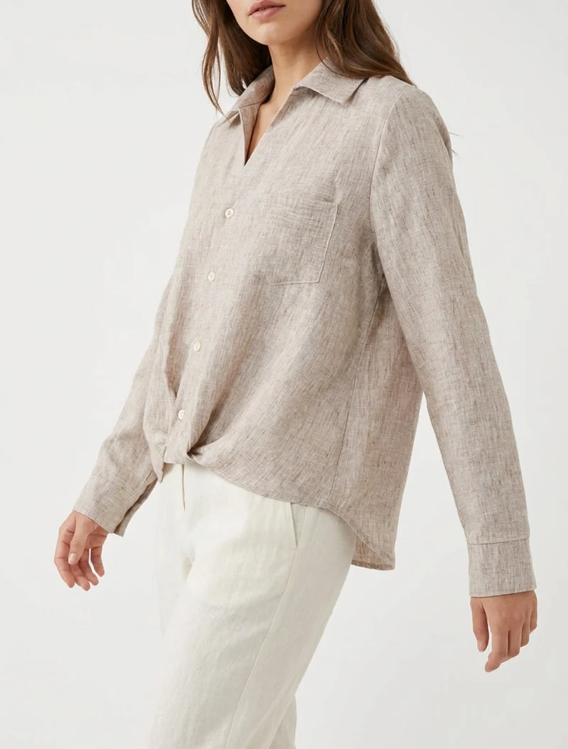 Weit geschnittene Bluse mit langen Ärmeln und aufgesetzter Tasche. - Beige